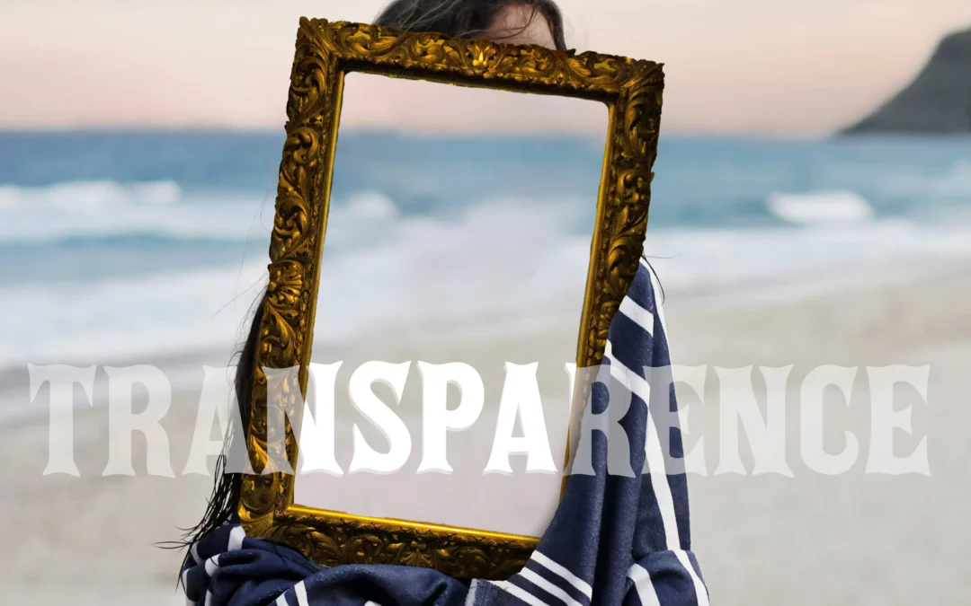 Montage photo d'une femme avec un miroir sur une plage